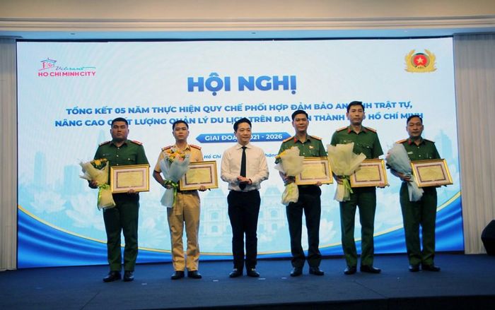 Ông Lê Trương Hiền Hòa, Phó Giám đốc Sở Du lịch TP.HCM tặng giấy khen của Giám đốc Sở Du lịch TP.HCM đến các tập thể, cá nhân tiêu biểu