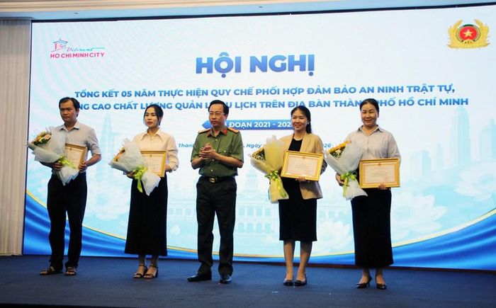 Đại tá Bùi Thanh Trực, Phó Giám đốc Công an TP.HCM tặng giấy khen của Giám đốc Công an TP.HCM đến các tập thể, cá nhân tiêu biểu