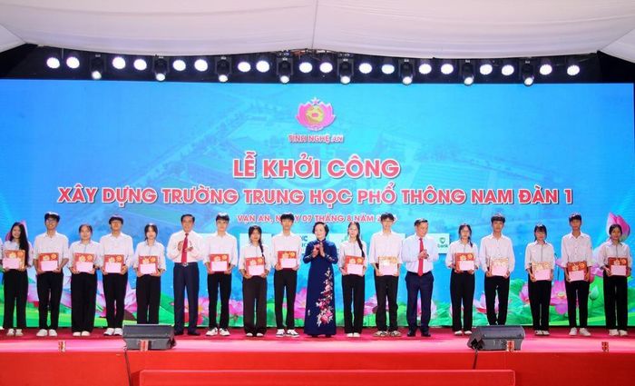 Phó Thủ tướng Phạm Thị Thanh Trà cùng lãnh đạo tỉnh Nghệ An tặng các suất quà cho học sinh có hoàn cảnh khó khăn. Ảnh: Văn Tý - TTXVN