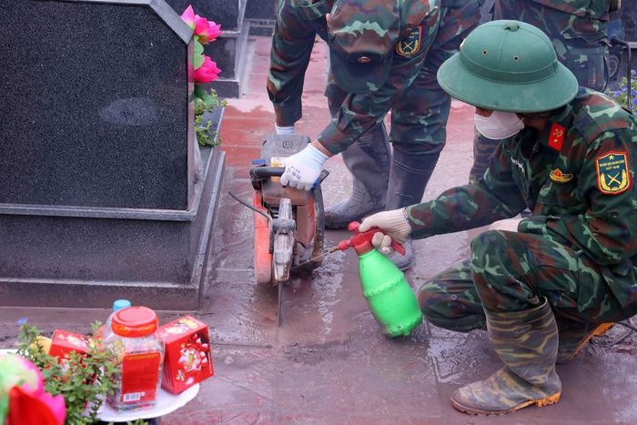 Tiến hành khai quật hài cốt liệt sĩ chưa xác định danh tính tại Nghĩa trang Mai Dịch (phường Phú Diễn). Ảnh: Văn Điệp – TTXVN