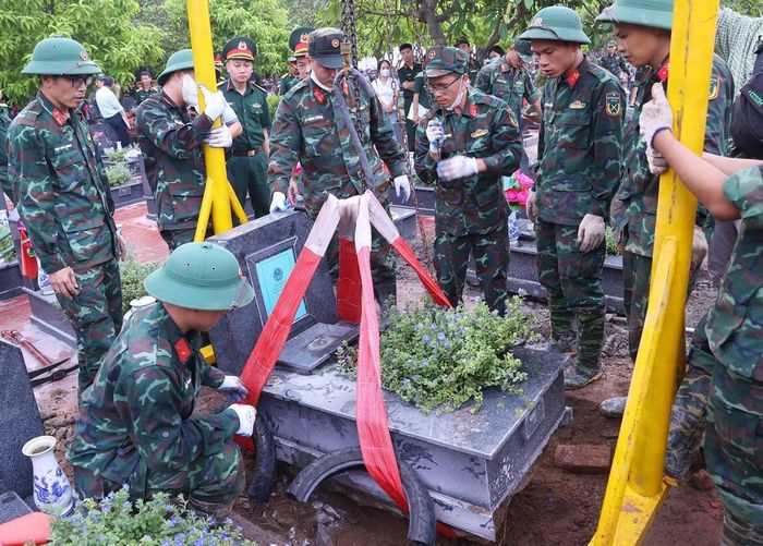 Khai quật hài cốt liệt sĩ chưa xác định danh tính tại Nghĩa trang Mai Dịch (phường Phú Diễn). Ảnh: Văn Điệp – TTXVN
