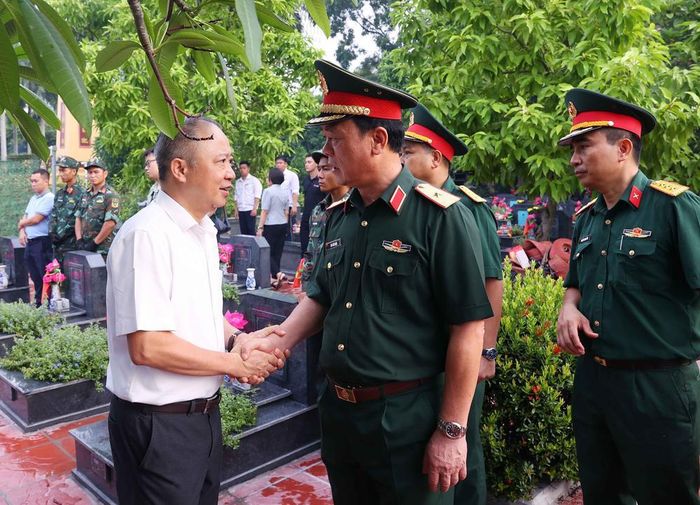 Thiếu tướng Đào Văn Nhận, Tư lệnh Bộ Tư lệnh Thủ đô Hà Nội kiểm tra thực địa khai quật, đưa hài cốt liệt sĩ chưa xác định danh tính tại Nghĩa trang Mai Dịch (phường Phú Diễn). Ảnh: Văn Điệp – TTXVN