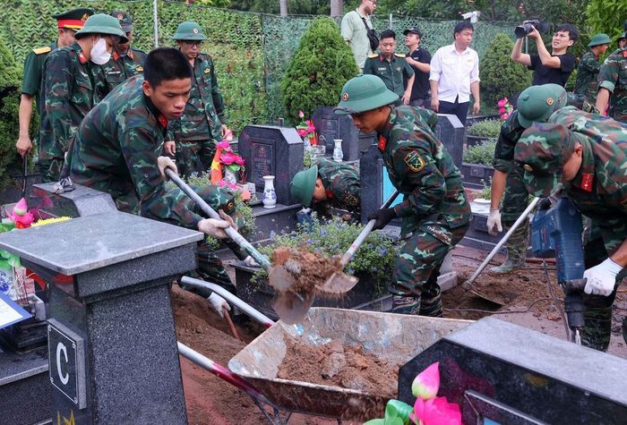 Khai quật hài cốt liệt sĩ chưa xác định danh tính tại Nghĩa trang Mai Dịch (phường Phú Diễn). Ảnh: Văn Điệp – TTXVN