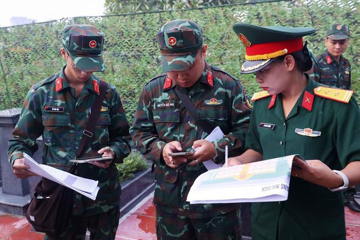 Thực hiện quy trình số hóa dữ liệu thông tin về vị trí, tọa độ mộ liệt sĩ tại Nghĩa trang Mai Dịch (phường Phú Diễn). Ảnh: Văn Điệp – TTXVN