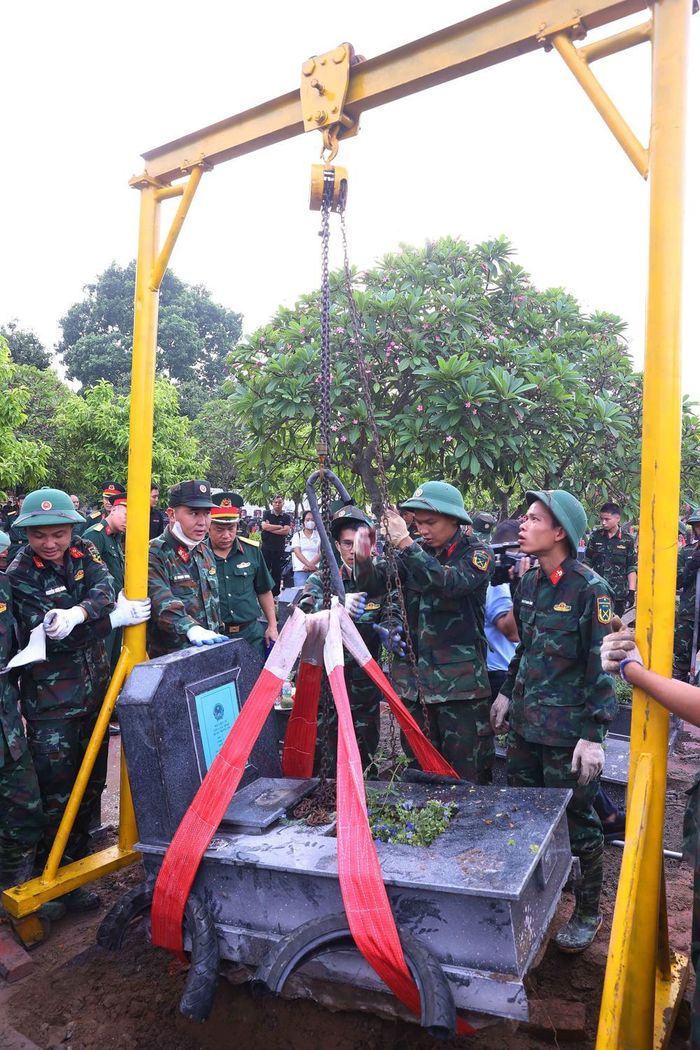 Khai quật hài cốt liệt sĩ chưa xác định danh tính tại Nghĩa trang Mai Dịch (phường Phú Diễn). Ảnh: Văn Điệp – TTXVN