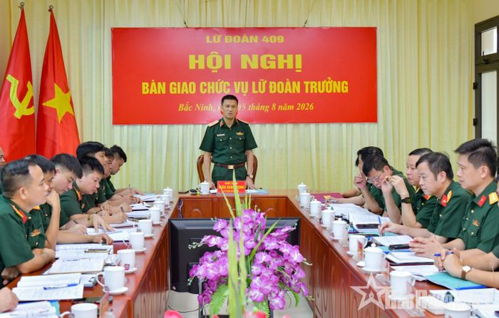 Thiếu tướng Trần Xuân Mạnh, Tư lệnh Quân khu 1 chủ trì hội nghị bàn giao chức vụ Lữ đoàn trưởng Lữ đoàn 409.