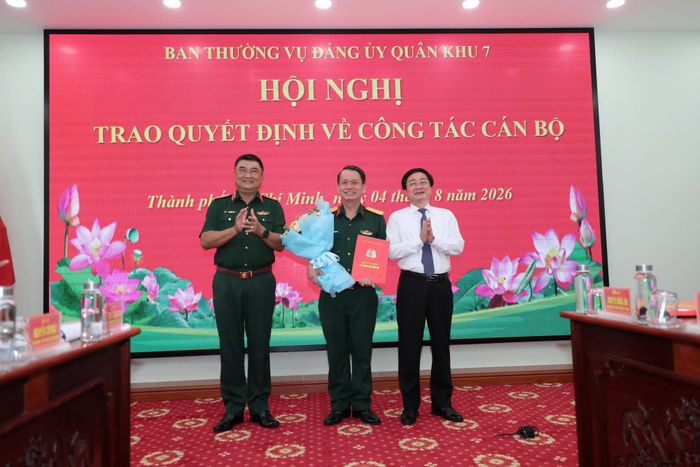 Ban Thường vụ Đảng ủy Quân khu 7 trao quyết định của Bộ Quốc phòng về việc bổ nhiệm Đại tá Nguyễn Thành Tâm- Chỉ huy trưởng Bộ Chỉ huy Quân sự tỉnh Tây Ninh giữ chức Phó Tư lệnh Bộ Tư lệnh TP. Hồ Chí Minh