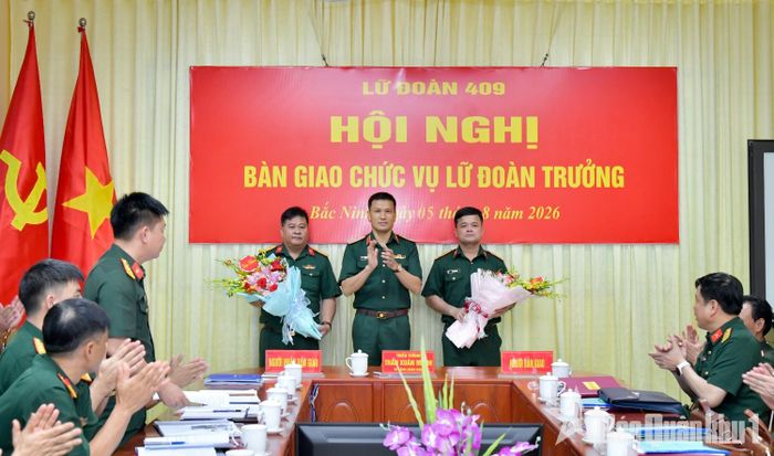 Thiếu tướng Trần Xuân Mạnh, Tư lệnh Quân khu tặng hoa chúc mừng các đồng chí được bổ nhiệm chức vụ trên cương vị mới.