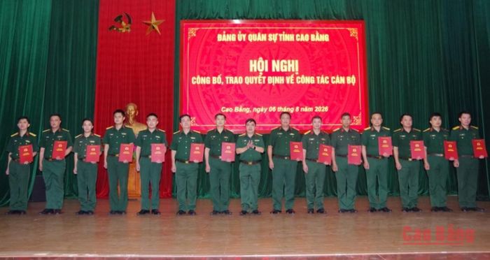 Đại tá Ma Công Học, Phó Bí thư Thường trực Đảng ủy Quân sự, Chính ủy Bộ Chỉ huy Quân sự tỉnh Cao Bằng trao quyết định điều động cho các sĩ quan. Ảnh Báo Cao Bằng