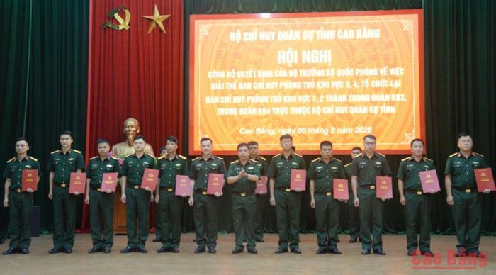 Lãnh đạo Bộ CHQS tỉnh trao quyết định, chúc mừng cán bộ nhận quyết định điều động, bổ nhiệm tại các đơn vị. Ảnh Báo Cao Bằng