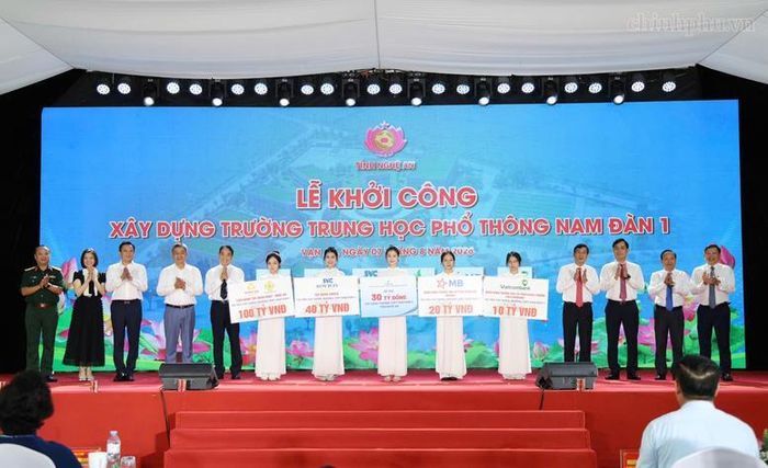 Các doanh nghiệp, tổ chức, cá nhân trao Biển ghi nhớ tài trợ - Ảnh: VGP/Thu Giang