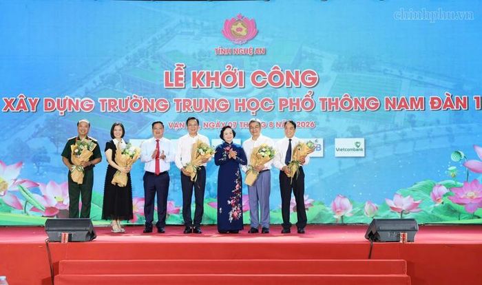 Phó Thủ tướng Phạm Thị Thanh Trà và Bí thư Tỉnh ủy Nghệ An Nguyễn Khắc Thận tặng hoa cảm ơn các nhà tài trợ - Ảnh: VGP/Thu Giang