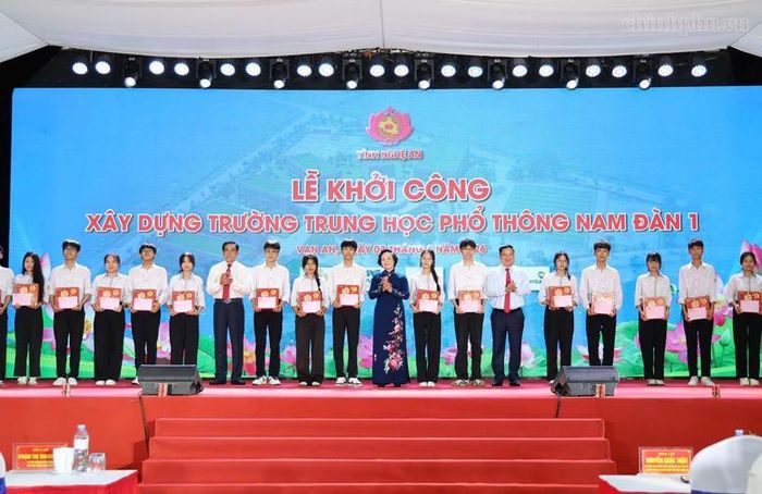Phó Thủ tướng Phạm Thị Thanh Trà và lãnh đạo tỉnh Nghệ An trao quà cho học sinh có hoàn cảnh khó khăn - Ảnh: VGP/Thu Giang