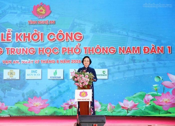 Phó Thủ tướng trân trọng cảm ơn các đồng chí nguyên lãnh đạo, lãnh đạo, các bộ, ngành, doanh nghiệp, nhà tài trợ, tổ chức và cá nhân đã đồng hành cùng tỉnh Nghệ An, dành nguồn lực đầu tư xây dựng Trường THPT Nam Đàn 1 - Ảnh: VGP/Thu Giang