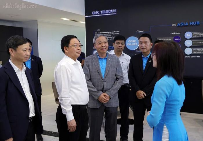 Phó Thủ tướng Hồ Quốc Dũng nghe giới thiệu khi tham quan Trung tâm dữ liệu của Tập đoàn Công nghệ CMC - Ảnh: VGP/Gia Huy