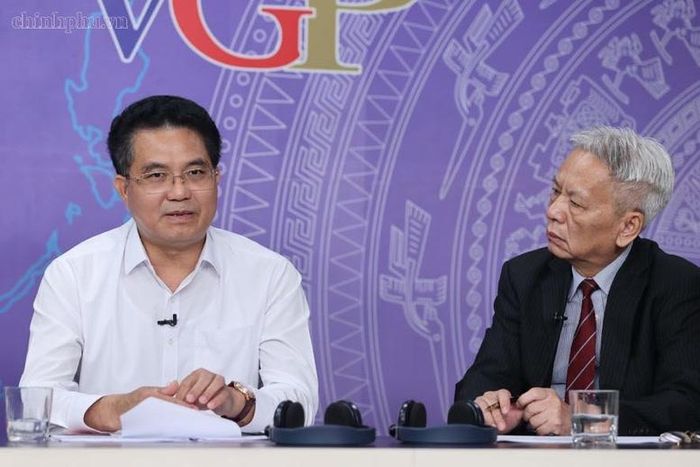 Phó Chủ tịch UBND tỉnh Hưng Yên Lê Quang Hòa (trái) chia sẻ những giải pháp để hình thành mạng lưới doanh nghiệp hỗ trợ đủ năng lực tham gia chuỗi cung ứng của các tập đoàn quốc tế - Ảnh: chinhphu.vn/Nhật Bắc