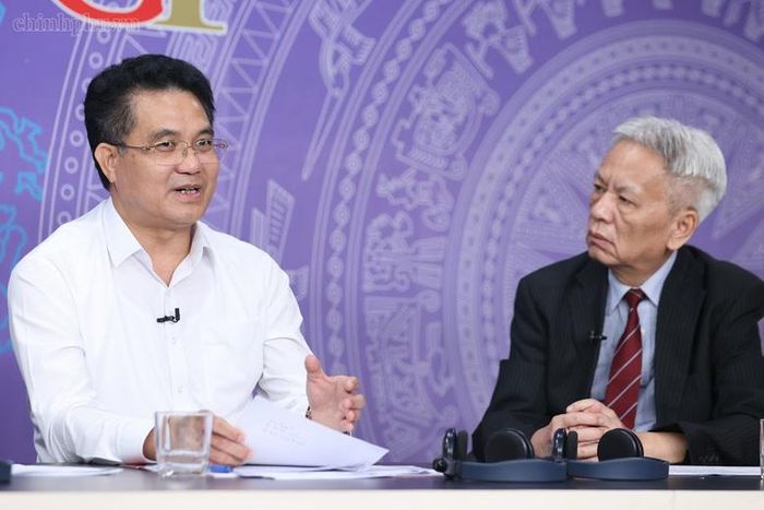 Ông Lê Quang Hòa, Phó Chủ tịch UBND tỉnh Hưng Yên và TS. Nguyễn Sĩ Dũng - Ảnh: chinhphu.vn/Nhật Bắc