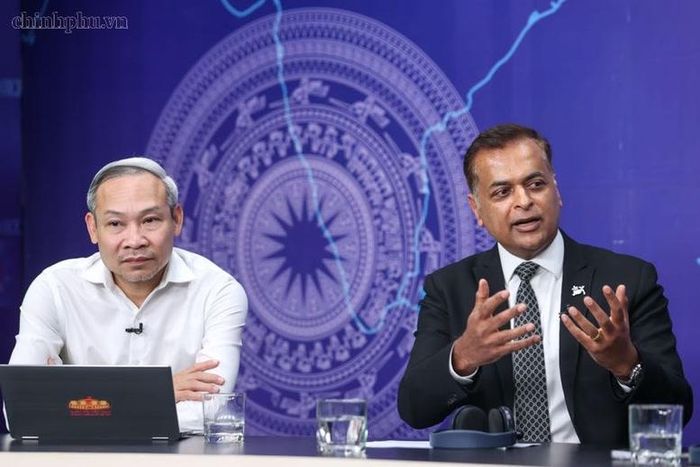 Ông Binu Jacob trao đổi cùng các vị khách mời tại Tọa đàm - Ảnh: chinhphu.vn/Nhật Bắc