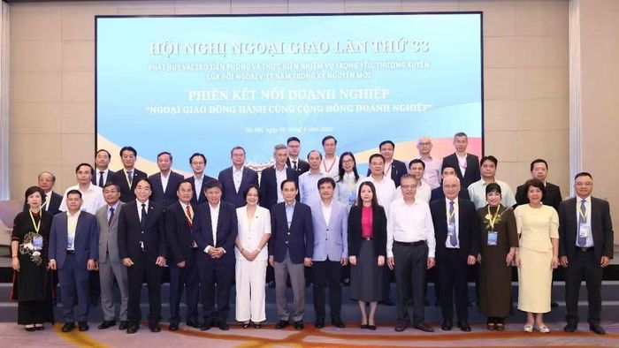 Đồng chí Lê Hoài Trung, Ủy viên Bộ Chính trị, Bộ trưởng Ngoại giao với các đại biểu. (Ảnh: An Đăng-TTXVN)