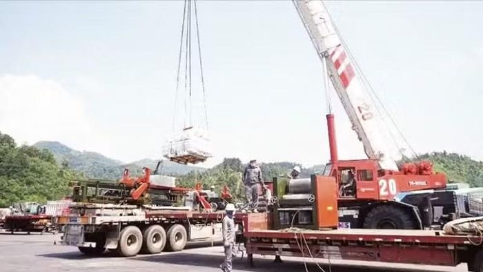 Công nhân Công ty cổ phần Hữu Nghị Xuân Cương vận hành hệ thống cẩu chuyên dụng phục vụ sang tải hàng hóa tại khu vực Cửa khẩu Hữu Nghị (Lạng Sơn). (Ảnh: HOÀI THU)