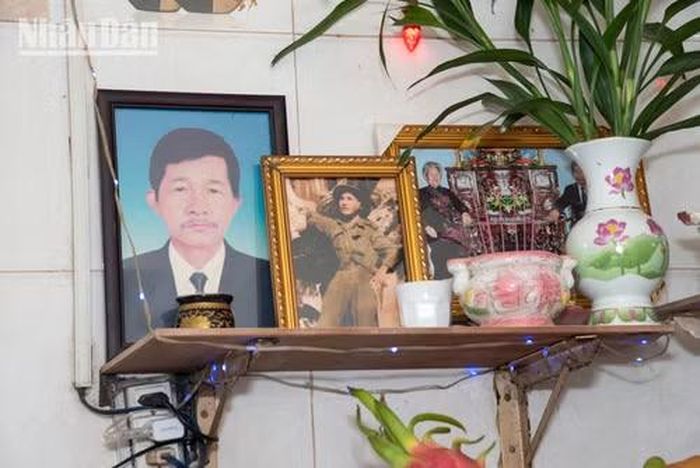 Con dâu và cháu nội của chị gái ruột hiện đang thờ cúng liệt sĩ Bùi Văn Ráng.