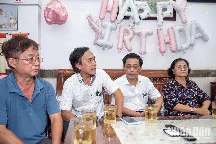 Ông Nguyễn Văn Hoàng và Nguyễn Văn Phú (con trai liệt sĩ Nguyễn Văn Dự) chia sẻ thông tin với ông Trần Vũ Bình và bà Nguyễn Thị Bích Nga.
