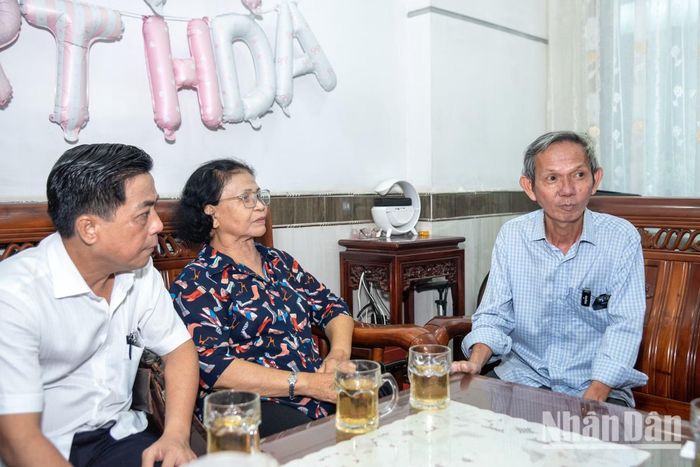 Ông Phan Tùng Lê, con trai của liệt sĩ Phan Thanh Phương - bí danh là Năm (ngồi bên phải).