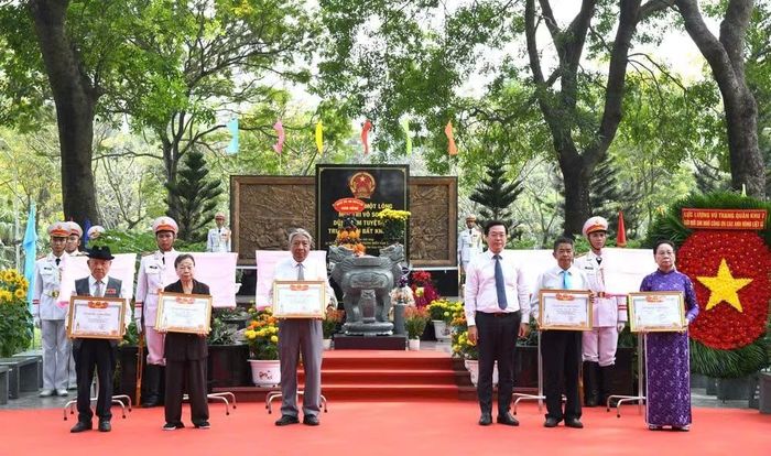 Quang cảnh lễ trao Bằng "Tổ quốc ghi công" cho 49 liệt sĩ biệt động Sài Gòn-Gia Định.