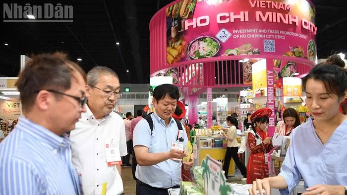 Quảng bá sản phẩm nông sản Việt Nam tại Thái Lan. (Ảnh: XUÂN SƠN)