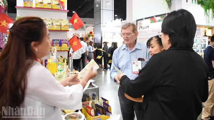 Hàng hóa của Việt Nam được quảng bá tại Thái Lan. (Ảnh: XUÂN SƠN)