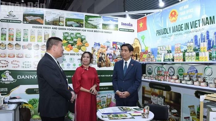 Đại sứ Việt Nam tại Thái Lan Phạm Việt Hùng (bên phải) và Tham tán Thương mại Lê Hữu Phúc (bên trái) tham quan một gian hàng của Việt Nam tại Triển lãm Grand Halal Bangkok 2026. (Ảnh: XUÂN SƠN)