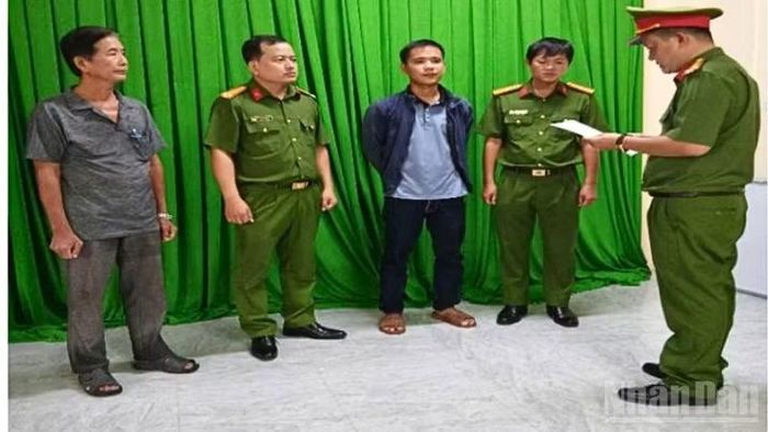 Cơ quan Cảnh sát điều tra Công an thành phố Cần Thơ thi hành lệnh khám xét chỗ ở và bắt bị can để tạm giam Nguyễn Hải Đăng. (Ảnh: Công Bằng)