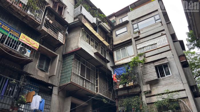 Việc cơi nới, lắp đặt "chuồng cọp" tại nhiều căn hộ không chỉ làm thay đổi kiến trúc ban đầu mà còn tiềm ẩn nguy cơ mất an toàn, đặc biệt trong công tác phòng cháy, chữa cháy.