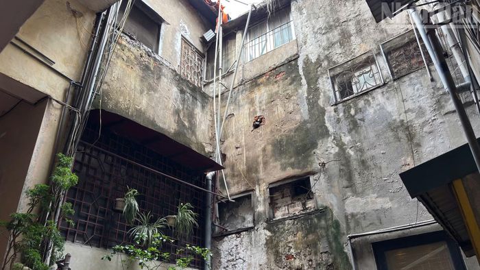 Nhiều hạng mục công trình đã xuống cấp, xuất hiện tình trạng nứt tường, thấm dột, hệ thống điện, cấp thoát nước hư hỏng.