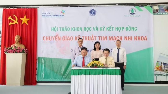 Lãnh đạo hai bệnh viện ký kết chuyển giao kỹ thuật phẫu thuật tim trẻ em tại Cần Thơ. (Ảnh: Bệnh viện Nhi đồng Cần Thơ)