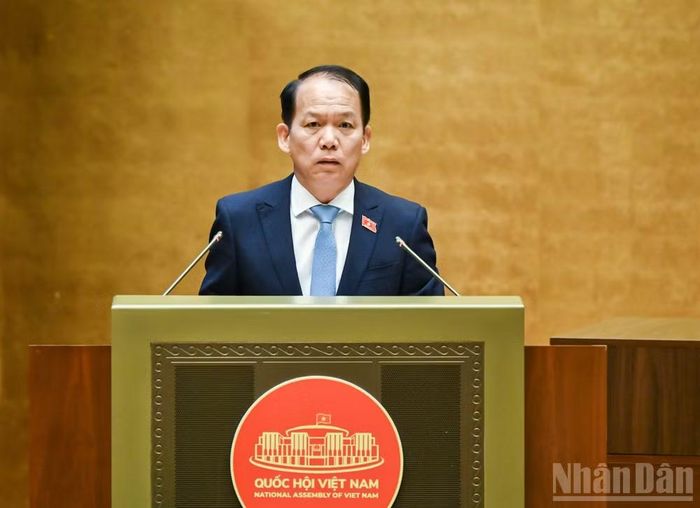 Bộ trưởng Tư pháp Hoàng Thanh Tùng trình bày tờ trình tóm tắt dự án Luật. (Ảnh: DUY LINH)