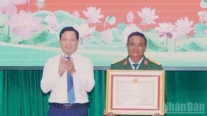 Thừa lệnh Chủ tịch nước, Phó Chủ tịch Ủy ban nhân dân tỉnh Tây Ninh Phạm Tấn Hòa trao Huân chương Bảo vệ Tổ quốc hạng Ba cho Đại tá Trần Chí Công, Đội trưởng Đội K73.