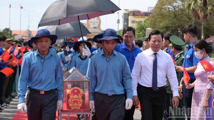 Lãnh đạo tỉnh Tây Ninh và người dân đón nhận hài cốt liệt sĩ quân tình nguyện và chuyên gia Việt Nam hy sinh trong các thời kỳ chiến tranh tại Campuchia đưa về với đất mẹ thân yêu.