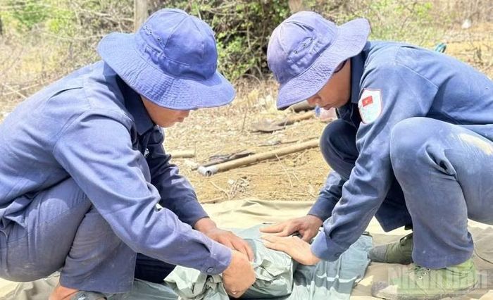 Cán bộ, chiến sĩ, Đội K73 đang bảo vệ hài cốt liệt sĩ giai đoạn 2021-2025.
