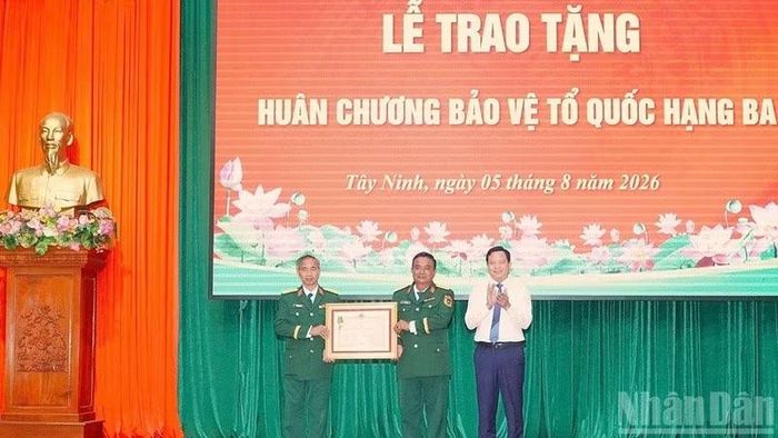 Thừa lệnh Chủ tịch nước, Phó Chủ tịch Ủy ban nhân dân tỉnh Tây Ninh Phạm Tấn Hòa trao Huân chương Bảo vệ Tổ quốc hạng Ba cho Đội K73.