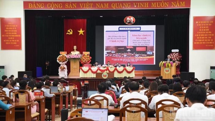Phó giáo sư, Tiến sĩ Lê Văn Đính, Phó Giám đốc Học viện Chính trị khu vực III trình bày tham luận tại hội thảo.