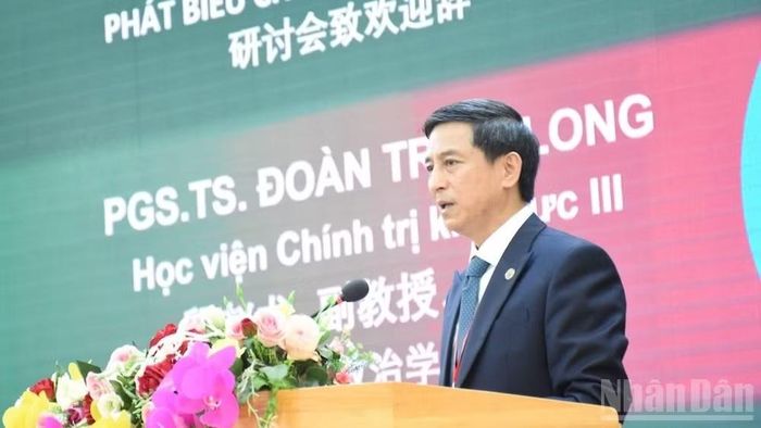 Phó giáo sư, Tiến sĩ Đoàn Triệu Long, Giám đốc Học viện Chính trị khu vực III phát biểu chào mừng hội thảo.