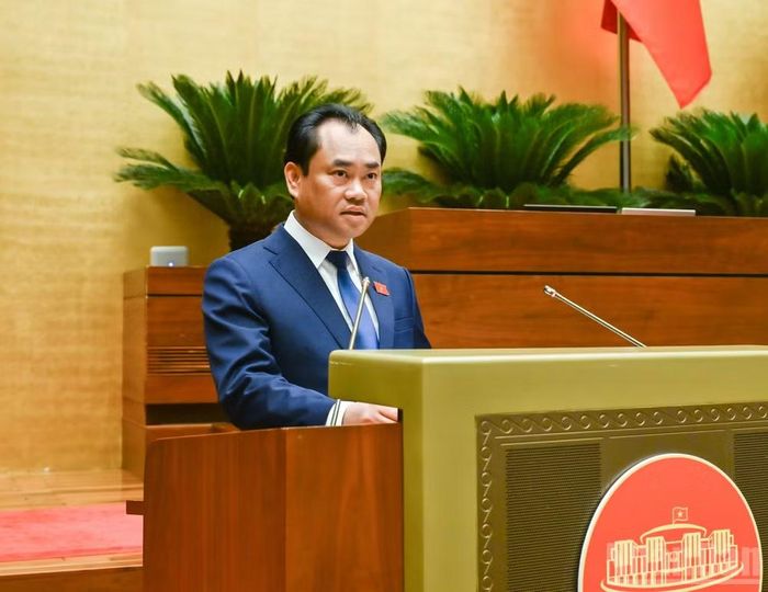 Bộ trưởng Nông nghiệp và Môi trường Trịnh Việt Hùng trình bày Tờ trình tóm tắt dự án Luật. (Ảnh: DUY LINH)