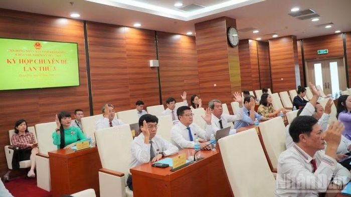 Các đại biểu tham dự kỳ họp biểu quyết thông qua dự thảo.