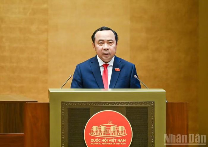 Bộ trưởng Khoa học và Công nghệ Vũ Hải Quân trình bày Tờ trình tóm tắt về dự án Luật. (Ảnh: DUY LINH)