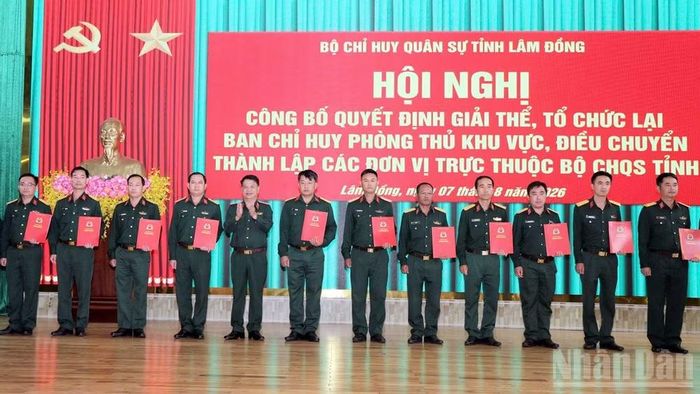 Thiếu tướng Đinh Hồng Tiếng, Ủy viên Ban Thường vụ Tỉnh ủy, Chỉ huy trưởng Bộ Chỉ huy quân sự tỉnh Lâm Đồng trao quyết định điều động, bổ nhiệm cán bộ về công tác tại các đơn vị thuộc Bộ Chỉ huy Quân sự tỉnh. (Ảnh: BẢO ĐÔNG)