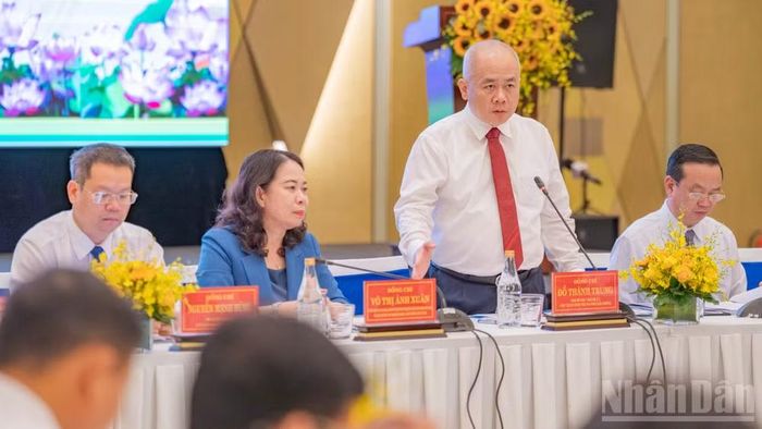 Các đại biểu báo cáo và kiến nghị các ý kiến tại hội nghị.