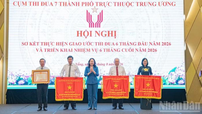 Đại diện các thành phố nhận cờ thi đua của Chính phủ tại hội nghị.
