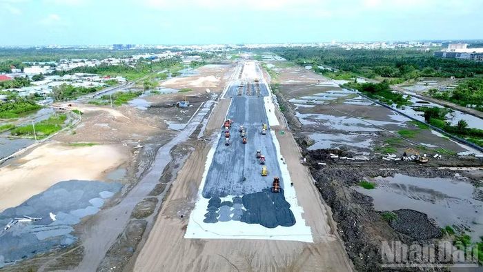 Toàn cảnh công trường thi công nâng cấp, mở rộng đường cất hạ cánh Cảng hàng không Cà Mau nhìn từ trên cao. (Ảnh: HỮU TÙNG)