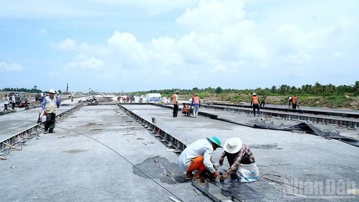 Lực lượng công nhân miệt mài thi công, hoàn thiện từng chi tiết kết cấu bê-tông hạ tầng khu bay. (Ảnh: HỮU TÙNG)